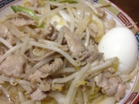 具たっぷり、もやしと豚肉のラーメン